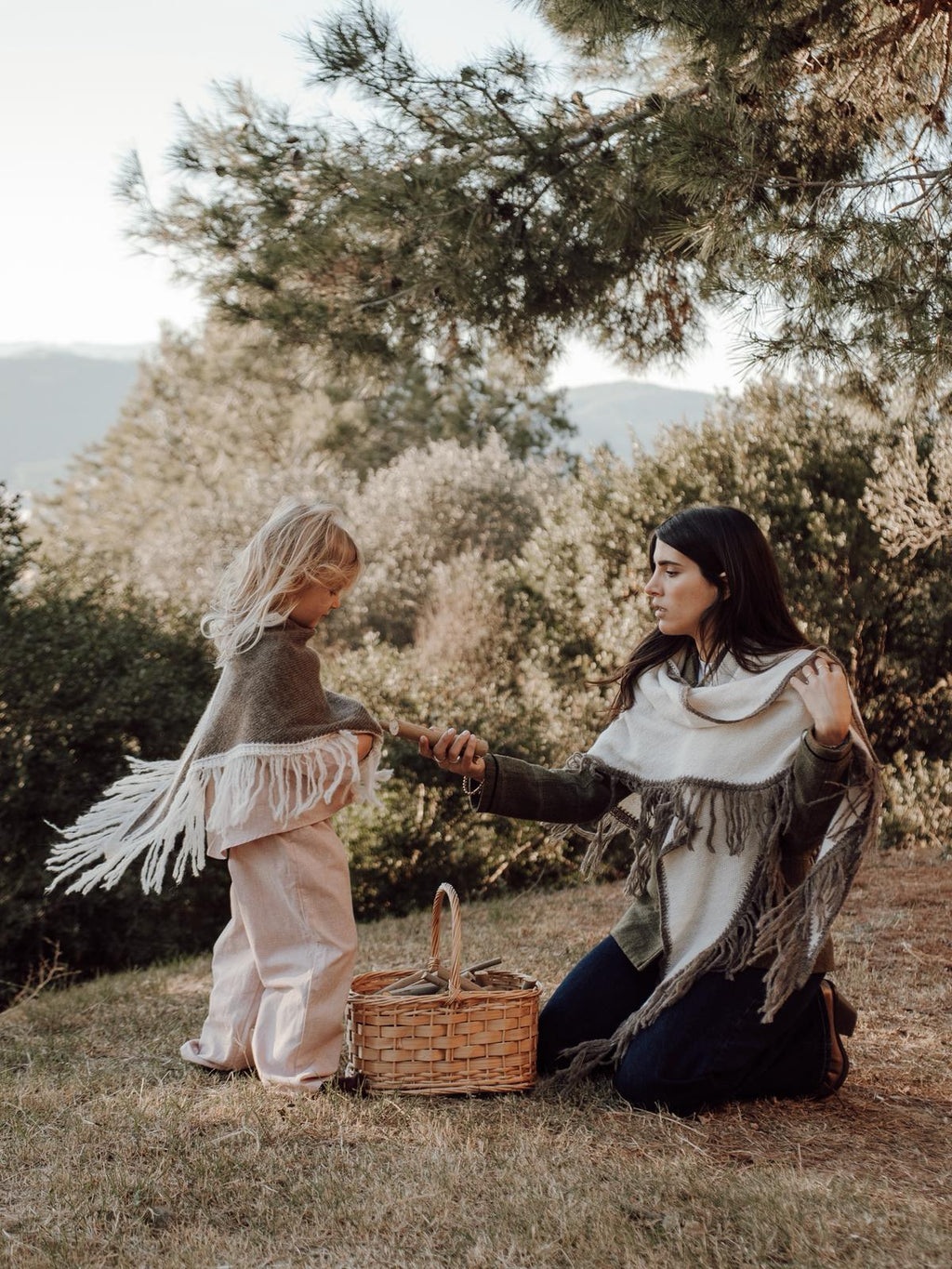 DELUEM x AMELIA - PONCHO ALCOTT KIDS- TOPO & OFF WHITE